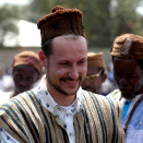 Kronprins Haakon besøker landsbyen Magburaka i Sierra Leone. Fotballbanen i denne landsbyen er bygget med midler fra Arms for development-programmet som myndighetene og UNDP har etablert. Foto: UNDP / SCANPIX